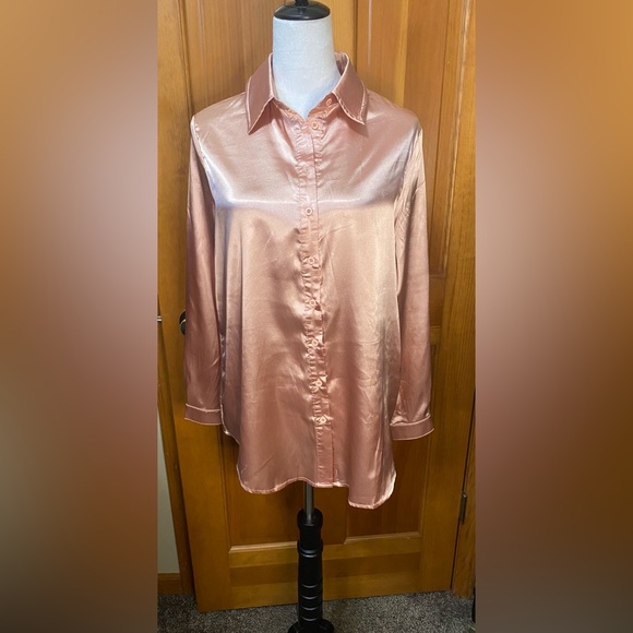 NWT Pretty Little Thing Rose Gold Satin Blouse - Picture 3 of 5
